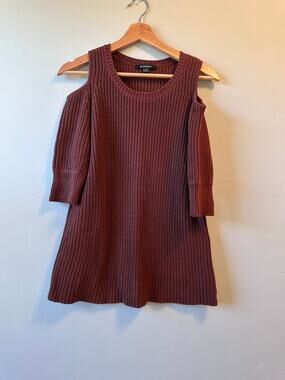 Boutique Cable Knit Cold Shoulder Sweater in Rust / Brown